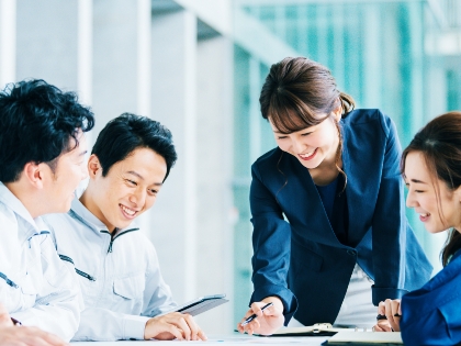 社内で働く人々の様子のイメージ